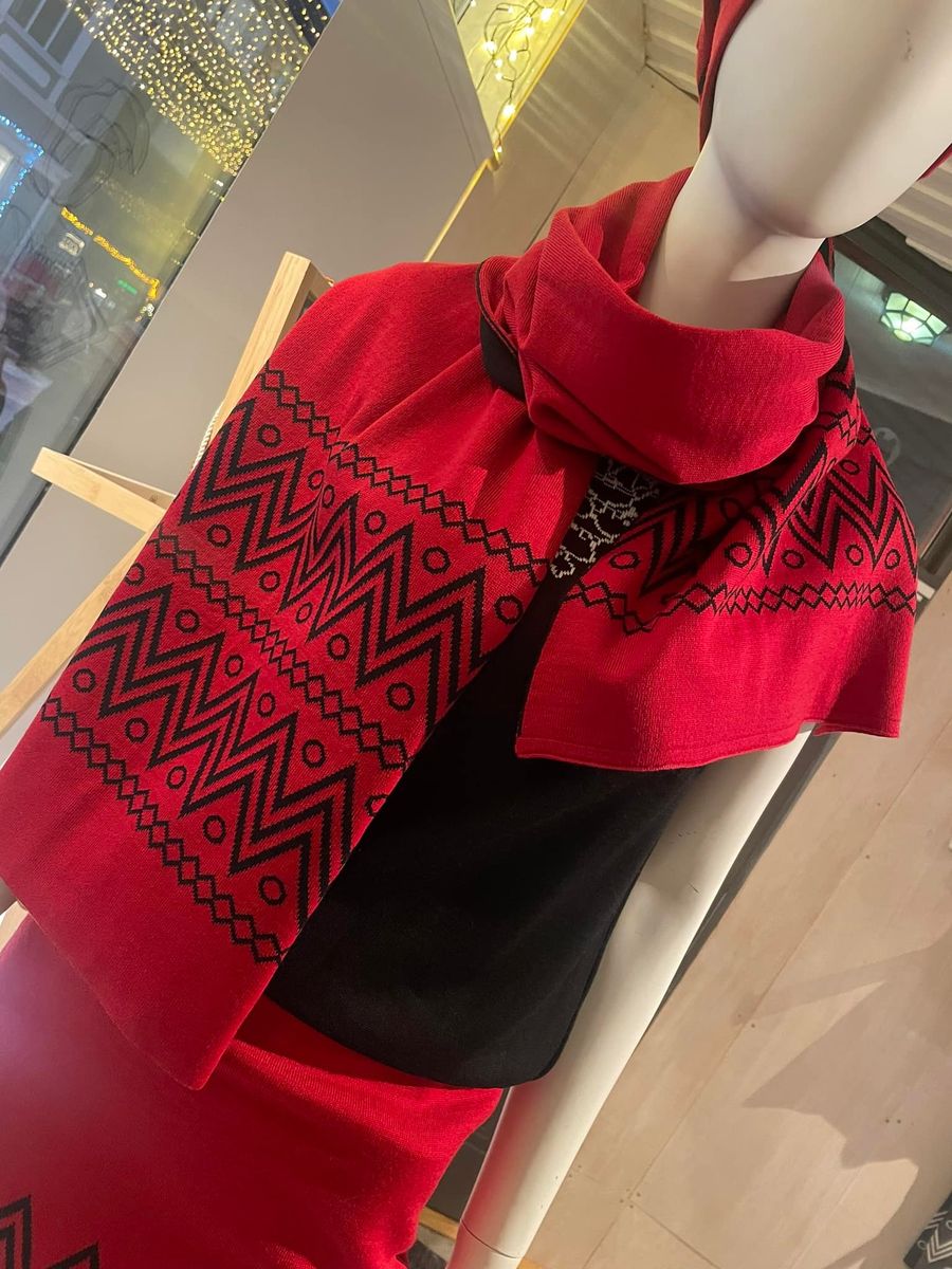 Rød njunnesuorran skjerf